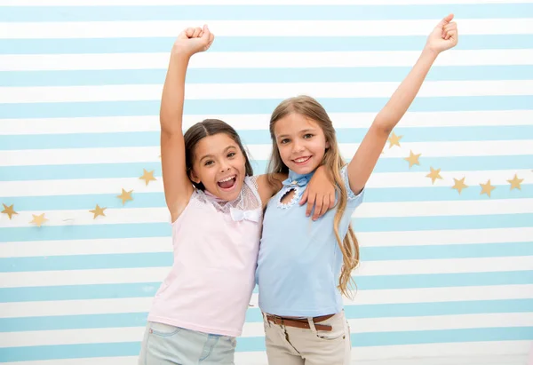 Glückliche Kindheit. glückliche Kindheit kleiner Mädchen mit erhobenen Händen. Kleine Mädchen lächeln. — Stockfoto