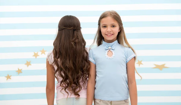 Haar wave of permanent. haar wave of permanent voor brunette en blonde kleine meisje. klein meisje kinderen bij kapper. tijd stopt wanneer u op zoek naar hen — Stockfoto