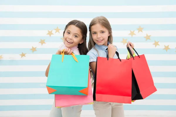 购物的孩子。小女孩在购物后带包裹的孩子。小女孩带纸袋的孩子们. — 图库照片