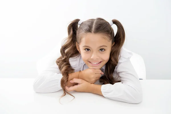 Hora da escola. tempo de escola com criança pequena feliz. criança pequena isolada em branco. — Fotografia de Stock