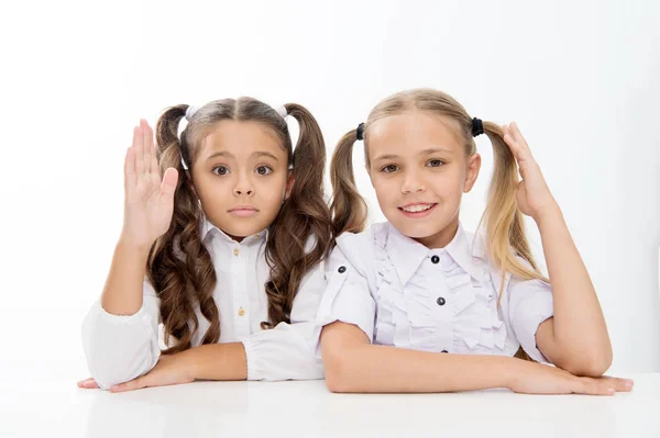 Question and answer. little school girls know answer to question. i know. little school girls with raised hands. — Stock Photo, Image