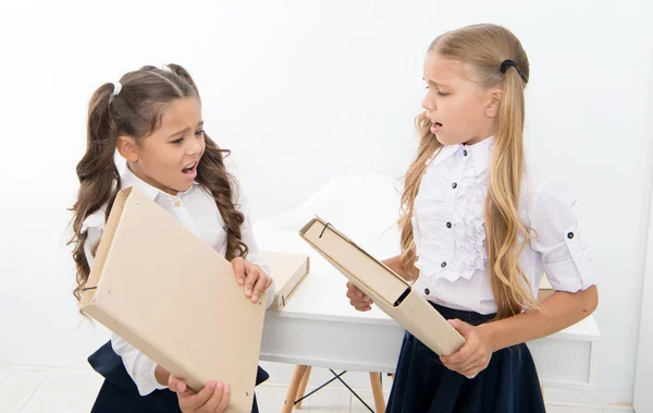 Streit der kleinen Kinder Mädchen kämpfen mit Ordnern im Klassenzimmer. Streit oder Streit kleiner Kinder in der Schule — Stockfoto