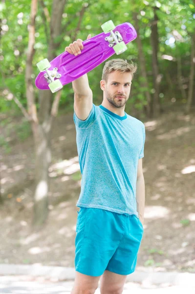 Ekstrem numaraları öğrenmek isteyen. Adam bozuk para taşımaya hazır. Ciddi bir yüz, Penny Park 'ın arka planının dağılmasını sağlar. Erkekler kaykay ve sportif yaşam tarzlarını severler.