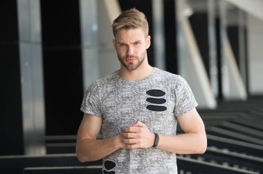 Serin ve şık hissediyorum. Adam tarzı ve görünümü hakkında çekici bakım sakallı. Adam hipster kıl katı yüz kentsel arka plan. Sakal veya tıraşsız adam görünüyor yakışıklı adam. Serin tarzı