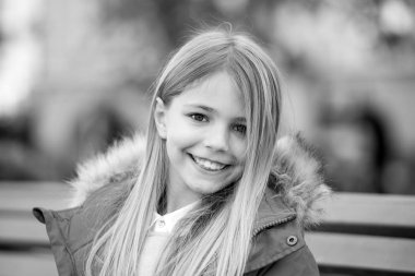 Sarı uzun saçlı çocuk gülümseme açık