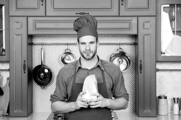 Кухар тримає китайську капусту на кухні — стокове фото