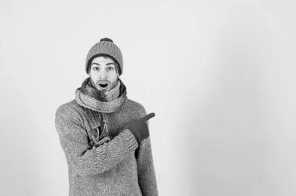 Macho met warme hoed, trui, sjaal, mode — Stockfoto