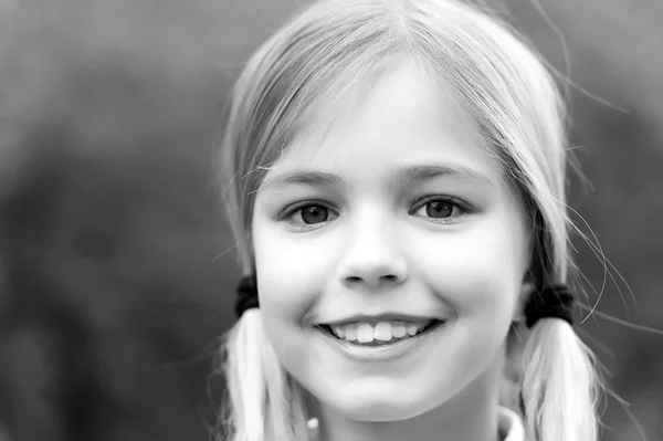 Barn med leende på söt ansikte på naturlig bakgrund, barndom — Stockfoto