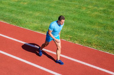 Hız Eğitim Kılavuzu. Çalışan hızlı geliştirme yolları listelenmektedir. Atlet sportif şekil hareket. Spor yaşam tarzı ve sağlık kavramı. Nasıl daha hızlı koşmak. Adam atlet büyük sonucu elde etmek için çalıştırın