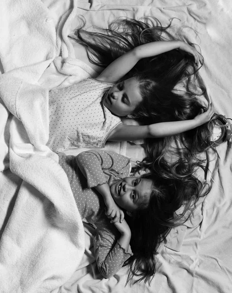 Pembe pijamalı liseli kızlar renkli yastıklarda debeleniyorlar.. — Stok fotoğraf