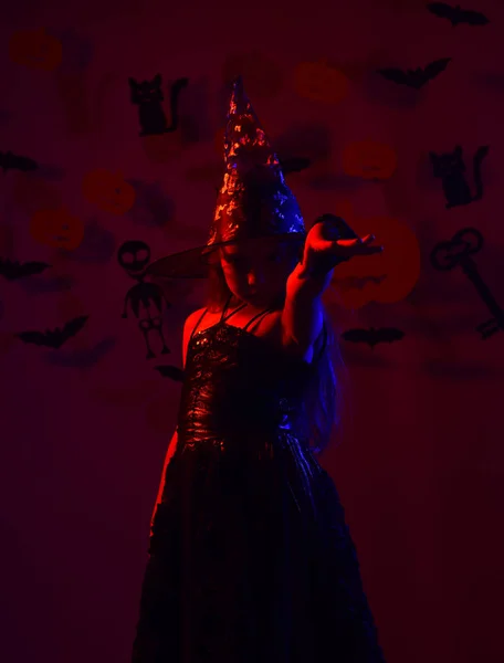 Petite sorcière coiffée d'un chapeau noir. Halloween fête et décorations — Photo