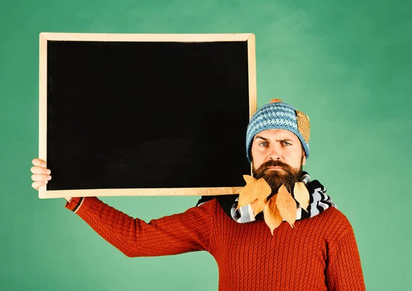 Bebaarde man met lange baard. Brutale Kaukasische of ernstige hipster — Stockfoto