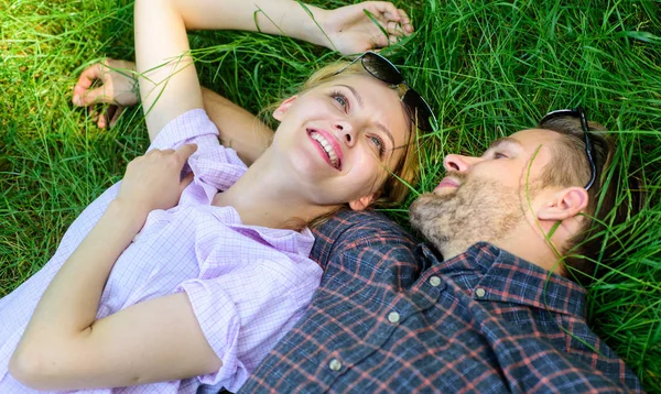 Couple en amour détente reposaient à la prairie. La nature les remplit de fraîcheur et de paix. Guy et fille heureux insouciant profiter de la fraîcheur de l'herbe. Plus proche de la nature. homme unshaven et fille étendu sur herbe prairie — Photo