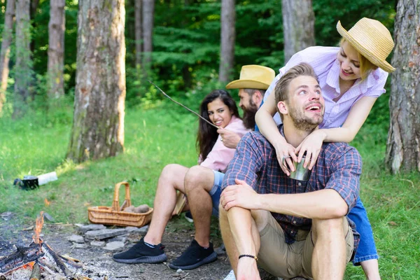 Harika yürüyüş ve büyük şirket. Arkadaşlar dinlendirici doğa arka plan hiking gün sonra kamp ateşi yakın. Tatil organizasyon şirketi en önemli şey. Şirket arkadaş birlikte orman rahatlatıcı keyfini çıkarın