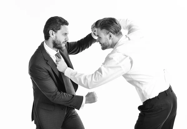 Concepto de conflicto empresarial. Hombres jóvenes en ropa formal o de negocios — Foto de Stock