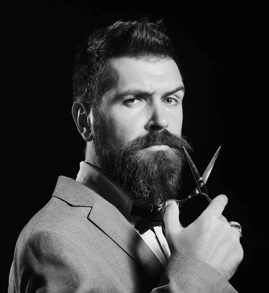 Вид спереду бородатий бізнесмен має свою бороду і вуса — стокове фото