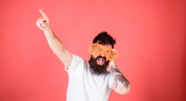Sakallı adam hipster dj dev louvered güneş gözlüğü takıyor. Güneş gözlüğü aksesuar inanılmaz güven duygusu verir. Süperstar olarak o gözlük gibi hissediyorum. Hipster dj giyer çekim gölgeler güneş gözlüğü