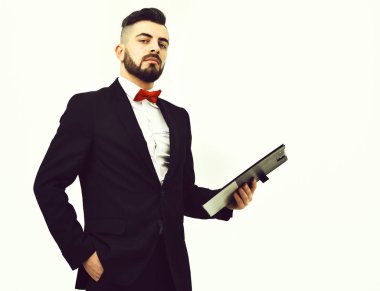 Küçük Klasör Yöneticisi siyah takım elbise ve kırmızı yay tutan