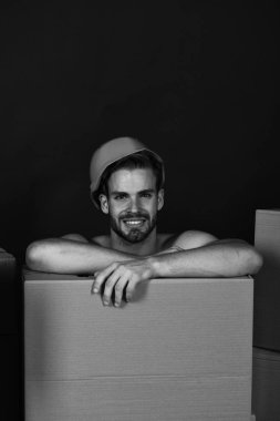 Baştan çıkarma ve hareket konsepti. Gülen yüzlü maço.