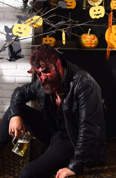 Concept de fête d'Halloween. Homme portant un maquillage effrayant tient tasse de bière — Photo