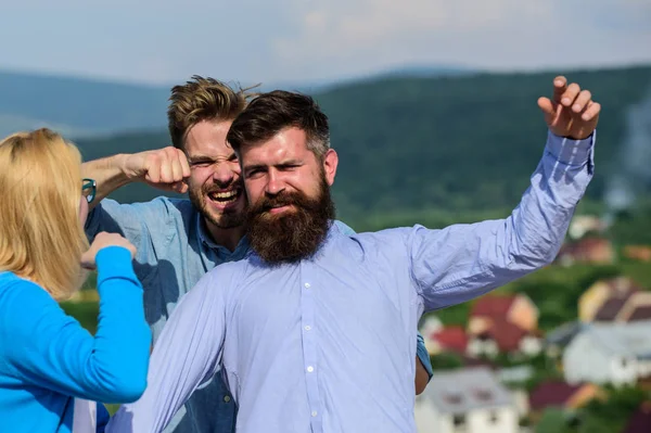 Mann fand Freundin, die ihn mit bärtigem Macho betrog. Mann attackiert Liebhaber seiner Freundin aggressiv Eifersucht und Gewalt. Freund voller Eifersucht und Aggression Prügel, Streit mit Liebhaber — Stockfoto