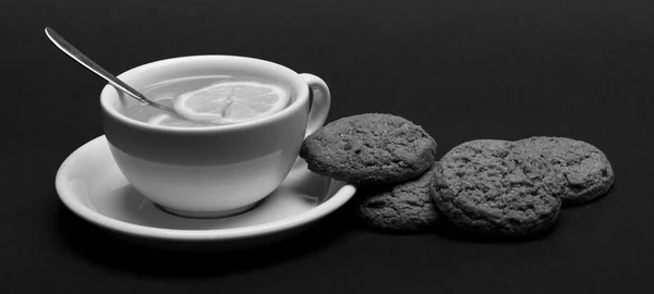 Süße Back- und Teezeit. Ernährungs- und Heißgetränkekonzept. — Stockfoto