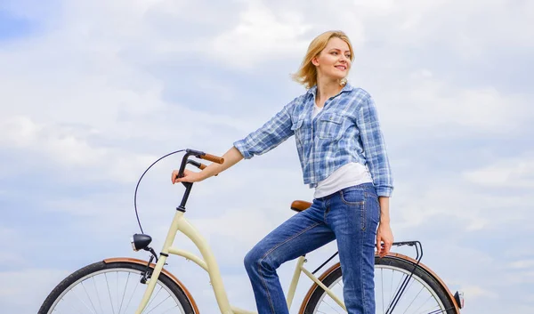 Mais saudáveis formas mais ecológicas e mais satisfatórias de auto-transporte. Lazer ativo e atividade saudável. Cavalgada menina modelo de bicicleta. Mulher passeios de bicicleta céu fundo — Fotografia de Stock