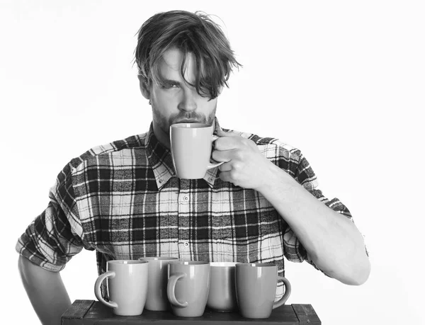 Beyaz arka planda izole edilmiş bardakları tutan yakışıklı adam.