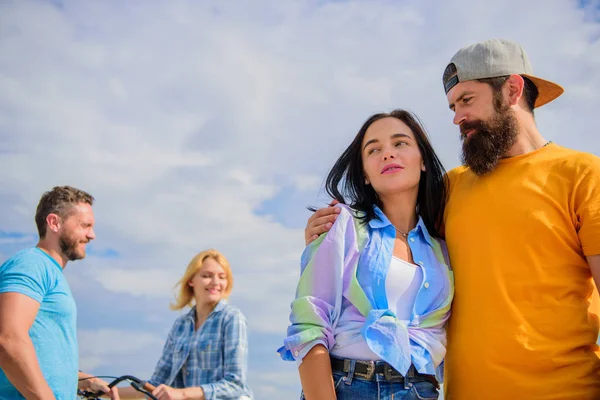 Objetivos de relações de longo prazo. Homem e mulher relaxado abraço feliz juntos, enquanto o homem em segundo plano tentar pegar nova namorada. Alguém acaba de conhecer e alguém está feliz na vida familiar. Alguns objetivos — Fotografia de Stock