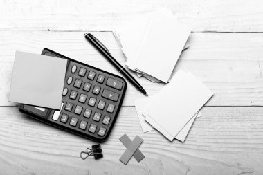 Kırtasiye ve hesap makinesi. Kalemin yanında sarı renkli çıkartmalar