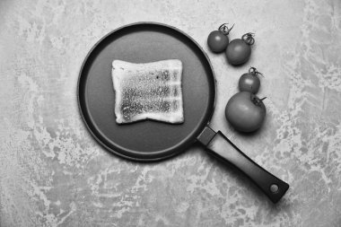 Tost kızartma tavası gri arka plan üzerinde üzerinde. Evde kahvaltı