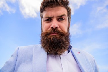Nihai sakal ve bıyık Kılavuzu bakım. Büyüyen ve bıyık sürdürmek için uzman ipuçları. Hipster yakışıklı sakallı çekici adam kapatın. Adam sakallı hippi bıyık gökyüzü arka plan ile