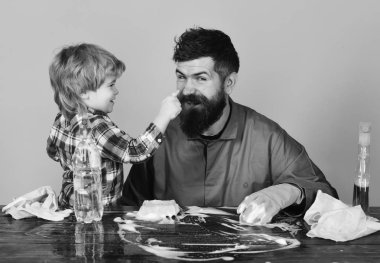 Baba ve oğul çalış ile temizlik'den aksesuarlar.