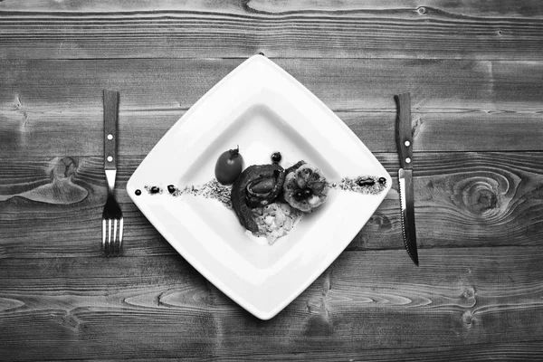 Schotel met moderne presentatie op vierkante plaat. Gebakken varkenssteak — Stockfoto