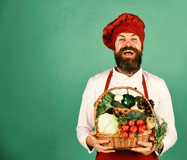 Lo chef tiene cavolo, ravanello, broccoli con lattuga e aglio — Foto Stock