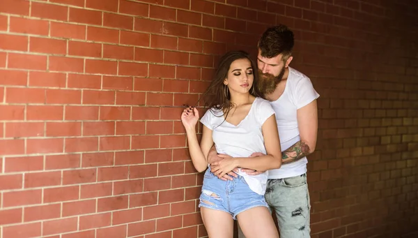 Çift tanık sarılma samimiyet zevk. Çift yalnız olmak için bir yer bulmak. Aşık çift tuğla duvar arka plan sarılmak. Gitmesine asla izin vermeyeceğim. Romantik tarih samimiyet an kız ve yenilikçi