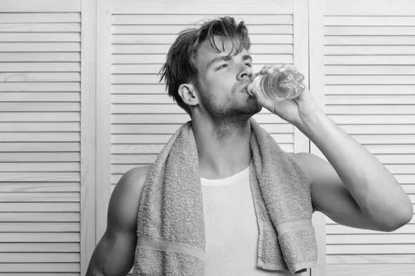 Dağınık saç ve kapı arka plan üzerinde ciddi bir yüz adam