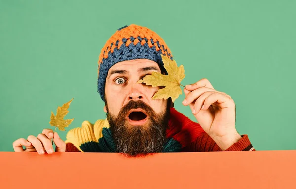 Herbstzeit und fallende Blätter. Kerl mit überraschtem Gesicht — Stockfoto