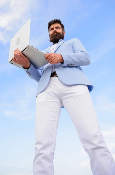 Hombre bien arreglado barbudo hipster sostiene el fondo azul cielo portátil. Guy traje formal empresario gerente de tecnología moderna. Comunicaciones modernas. Las mejores calidades de excelente gerente. Manténgase en contacto —  Fotos de Stock