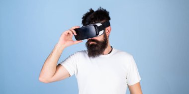 Vr gözlük, açık mavi renkli sakallı adam. Hipster ciddi bir yüz üzerinde sanal gerçeklik keşfetmek için modern Gadget'ı kullanın. Adam kafa monte ekran ile etkileşim içinde sanal gerçeklik. VR gadget kavramı