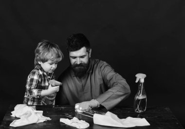 Lastik eldiven masada sakallı adam.