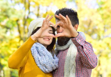 İlişki ve sonbahar zaman kavramı. Kız ve sakallı adam