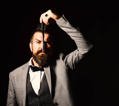 Resmi takım elbiseli maço sakal tıraşı olur. Uzun sakallı adam