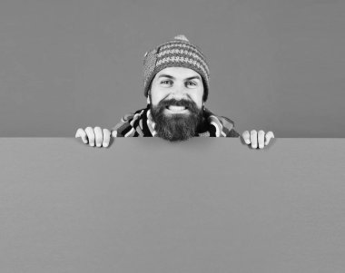 Ekim ve Kasım satış fikri. Sıcak şapkalı adam.