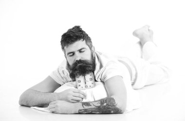 Çok derin uyku konsepti. Uykulu yüzlü adam yalan söylüyor.