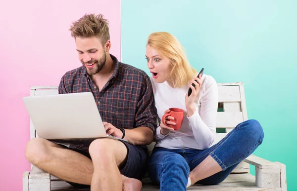 Appelez les options pour acheter maintenant. Homme fille créer contenu blog réseau social. Couple surfer sur le contenu Internet réseau social. Un contenu choquant. Couple créateurs de contenu travaillent avec ordinateur portable et smartphone — Photo