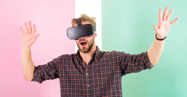 Tipo con gafas VR o pantalla montada en la cabeza. Interacción en realidad virtual con superficie digital. Hombre sin afeitar chico con gafas VR, fondo rosa. Hipster utilizar tecnologías modernas para el entretenimiento — Foto de Stock