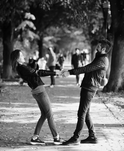 Mann und Frau mit fröhlichen Gesichtern tanzen auf Gassen-Hintergrund. — Stockfoto