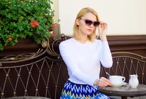 Kız içki kahve her sabah geleneği olarak aynı yerde. Huzurlu kahve molası. Kadın sakin yüz zarif açık havada içki kafe teras vardır. İyi kahve sabah fincan bana enerji giderleri sağlar