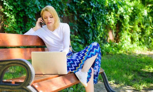 Çalışma alanı'na açık havada. Açık havada çalışan. Serbest yaşam tarzı avantajları. Rahat ve yarı zamanlı açık işleri. Kız tezgah defter ile otur. Kadın Parkı eserlerinde dizüstü bilgisayar ile yeşil doğa ve temiz hava keyfini çıkarın